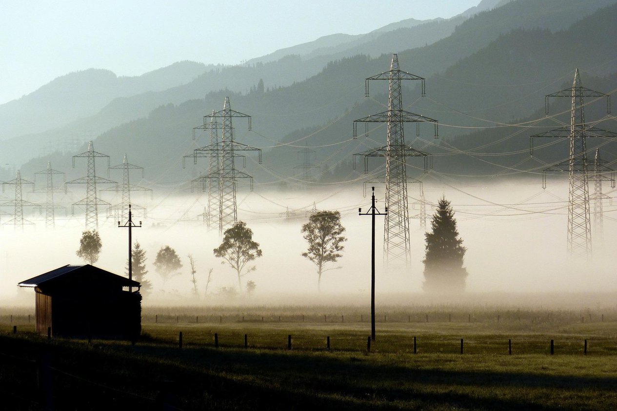 Energieversorgung Datacenter ColoBâle mit Masten im Nebel