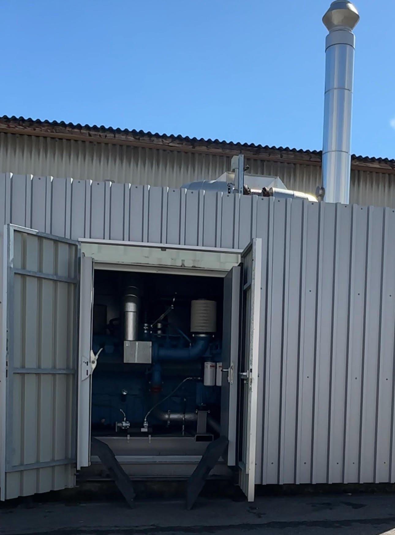 Notstromgenerator, Schiffsmotor,ColoBâle, Datacenter in Pratteln, Schweiz