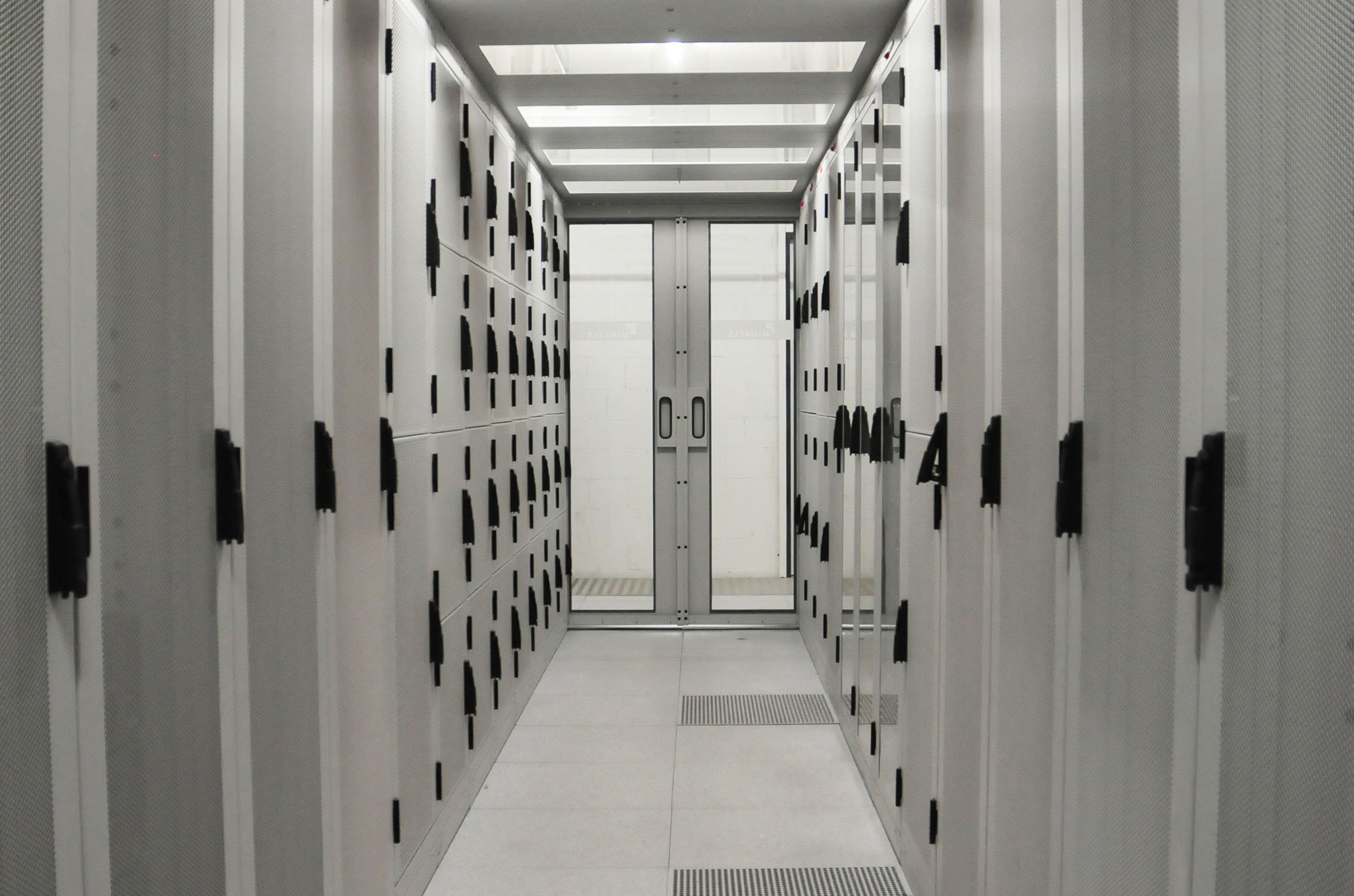 Row of racks equipped with IT equipment at the ColoBâle AG data center in Pratteln.