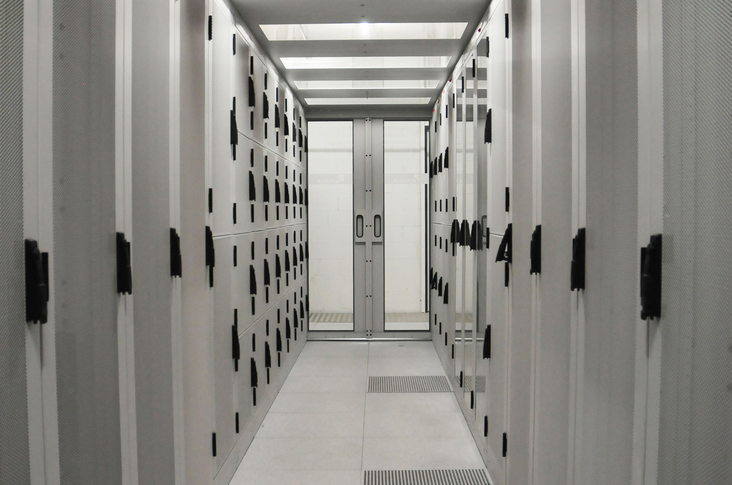 Rackreihe ausgestattet mit IT-Equipment im Datacenter ColoBâle AG in Pratteln.